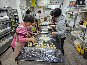 선배시민 자원봉사단 홍복단 제빵 활동 진행